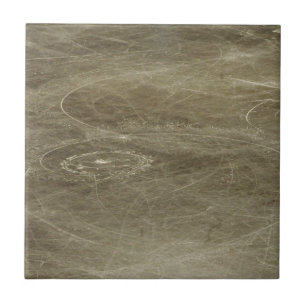 Patronen in ijsbaan gemaakt door kunstschaatsen tegeltje