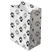 Patroon Cute Black and White Paw Prints Medium Cadeauzakje (Voorkant Gekanteld)