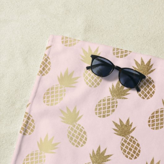 Patroon en monogram voor gouden en roze ananas strandlaken (In situ)