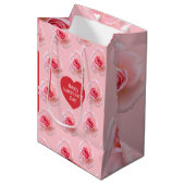 Patroon Happy Valentijn`s Day 2024 Achtergrond Medium Cadeauzakje (Voorkant Gekanteld)