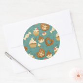 Patroon met cupcakes en snoepjes ronde sticker (Envelop)