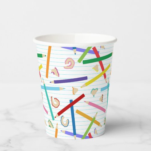 Patroon met gekleurde pennen papieren bekers (Links)