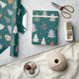 Patroon met gevlekte kerstbomen in groen cadeaupapier