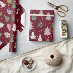 Patroon met gevlekte kerstbomen in Maroon Cadeaupapier