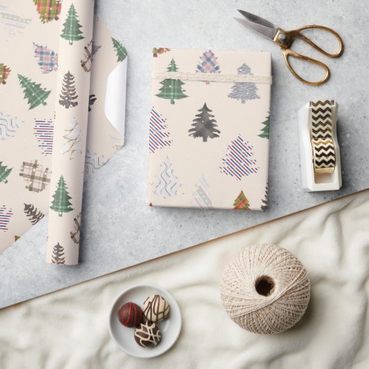 Patroon met gevlekte kerstbomen op Cream Cadeaupapier (Crafts)