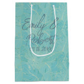 Patroon met lichtblauwe tropische palmbladeren medium cadeauzakje (Achterkant)