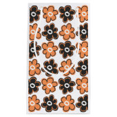 Patroon met Oranje en zwarte rembloemen Klein Cadeauzakje (Voorkant)