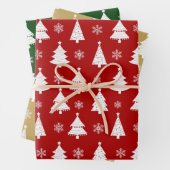 Patroon met rode, groene en gouden winterkerstbome inpakpapier vel (In situ)
