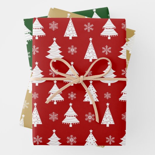 Patroon met rode, groene en gouden winterkerstbome inpakpapier vel (In situ)