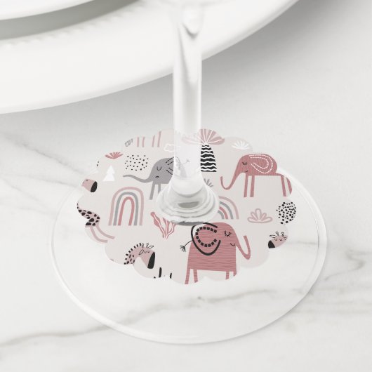 patroon met schattige olifanten en reuzengiraffes wijnglaslabel (Dichtbij)