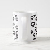 Patroon met zwarte schedels op wit grote koffiekop (Achterkant)