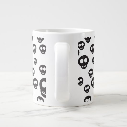 Patroon met zwarte schedels op wit grote koffiekop (Achterkant)