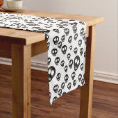 Patroon met zwarte schedels op wit korte tafelloper (Voorbeeld)