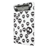 Patroon met zwarte schedels op wit mini klembord (Angled2)