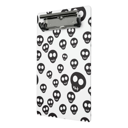 Patroon met zwarte schedels op wit mini klembord (Angled2)