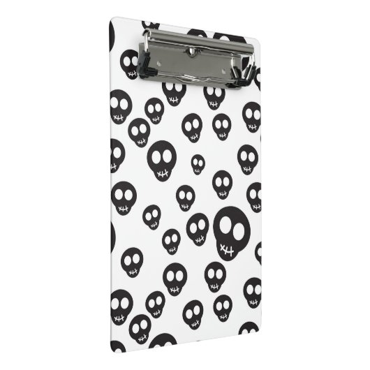 Patroon met zwarte schedels op wit mini klembord (Schuin)