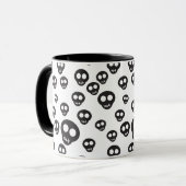 Patroon met zwarte schedels op wit mok (Voorkant links)
