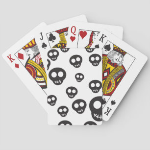 Patroon met zwarte schedels op wit pokerkaarten