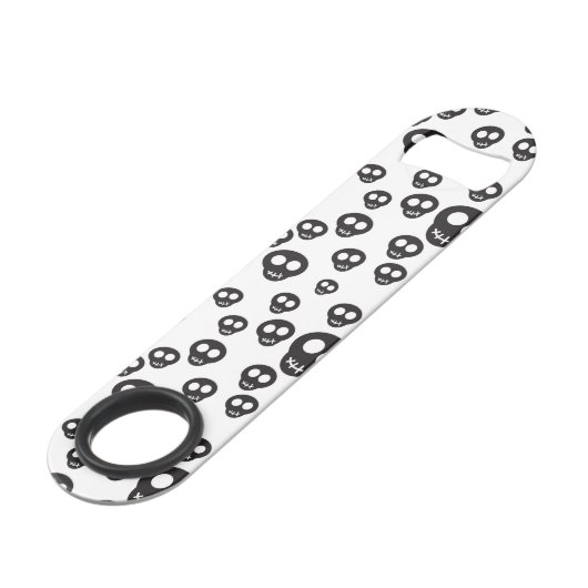 Patroon met zwarte schedels op wit speed flessenopener (Voorkant Gekanteld)