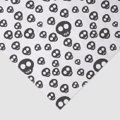 Patroon met zwarte schedels op wit tissuepapier (Detail)