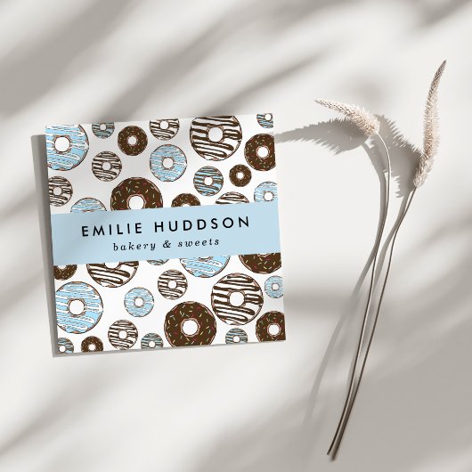 Patroon van blauwe donuts, koekjeswinkel, gebak vierkante visitekaartje