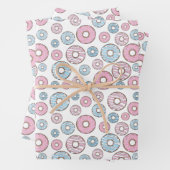patroon van donuts, roze donuts, blauwe donuts inpakpapier vel (In situ)