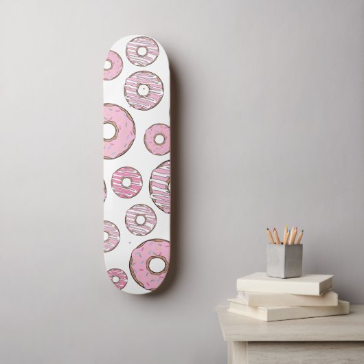 patroon van donuts, roze donuts, sproeten persoonlijk skateboard (Muurkunst)