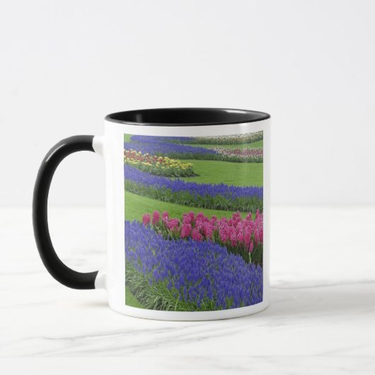 Patroon van druifhyacint, tulpen en mok (Links)