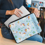 Patroon van eenhoorns, leuke eenhoorns, Jouw naam Laptop Sleeve<br><div class="desc">Leuke,  leuke en schattige eenhoorns en bloemetjes. Modern en trendy cadeau,  perfect voor de eenhoorn liefhebber in je leven. Personaliseer door jouw naam,  bijnaam,  monogram of initialen toe te voegen.</div>