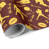 Patroon van gele Footballs op Bourgogne Cadeaupapier (Rol Hoek)