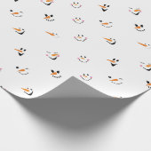 Patroon van grappige sneeuwmannengezichten op wit cadeaupapier (Hoek)