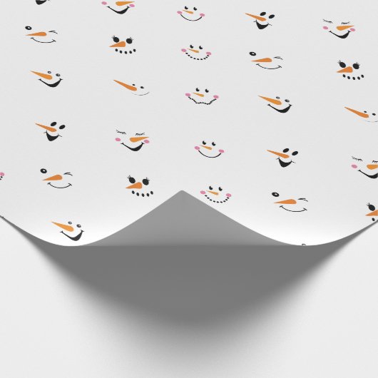 Patroon van grappige sneeuwmannengezichten op wit cadeaupapier (Hoek)