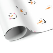 Patroon van grappige sneeuwmannengezichten op wit cadeaupapier (Rol Hoek)