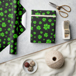 Patroon van groene shamrocks op zwarte achtergrond cadeaupapier