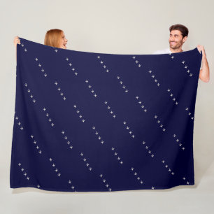 Patroon van kleine vliegtuigen die door de blauwe fleece deken