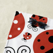 Patroon van ladybugs, rode ladybugs, monogram strandlaken (In situ)