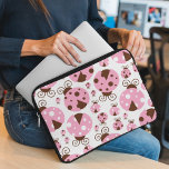 Patroon van luibugs, luidobbels, roze luidobbels laptop sleeve<br><div class="desc">Kute,  leuke en schattige ladybugs in roze kleur. Moderne en trendy cadeau,  perfect voor de liefhebber van de ladybug in je leven.</div>