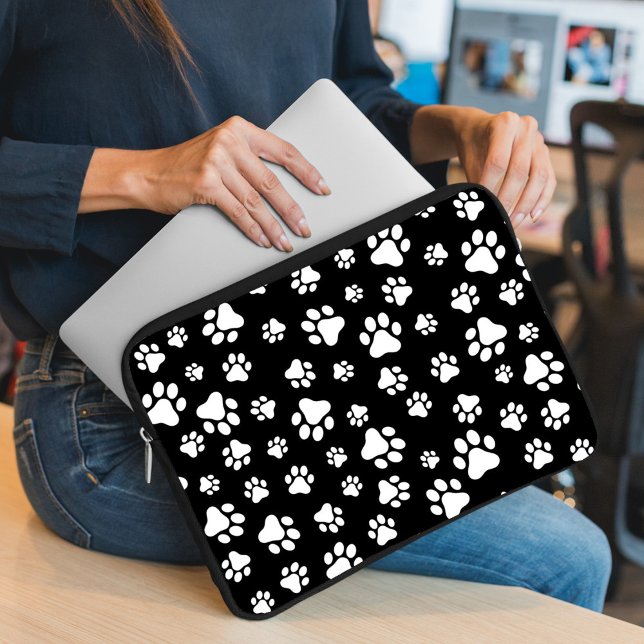 Patroon van Paws, Paw Prints, zwart en wit Laptop Sleeve (Creator heeft geüpload)