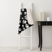 Patroon van Paws, Paw Prints, zwart en wit Sherpa Deken (In situ)