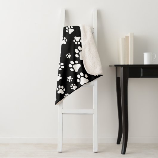 Patroon van Paws, Paw Prints, zwart en wit Sherpa Deken (In situ)