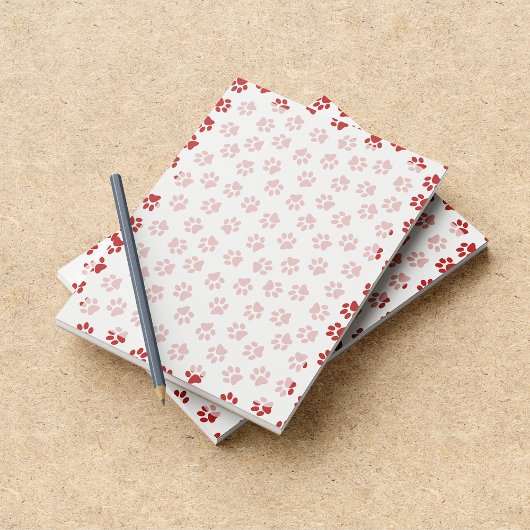 Patroon van poten, hondenpoten, kattenpoten, rode  notitieblok