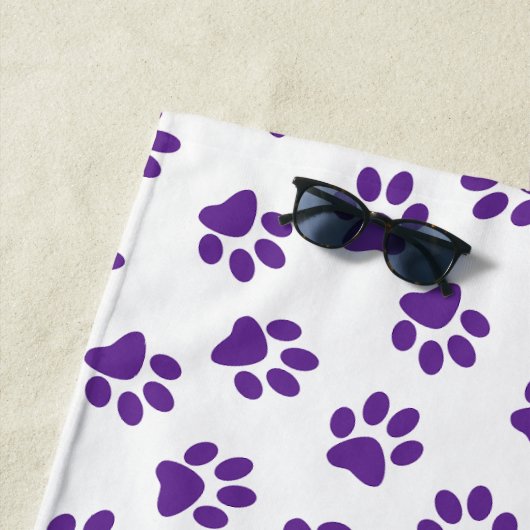 Patroon van poten, hondenpoten, Paarse poten Strandlaken (In situ)