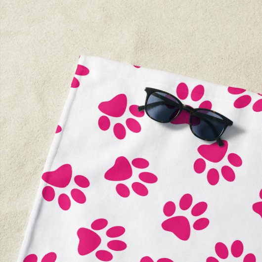 Patroon van poten, hondenpoten, roze poten strandlaken (In situ)