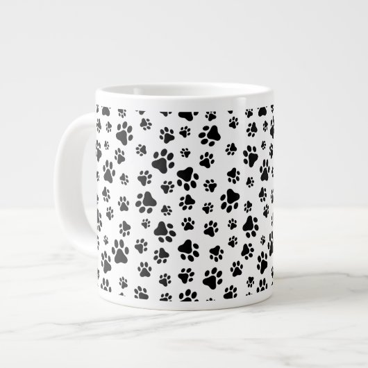 Patroon van poten, hondenpoten, zwart en wit grote koffiekop (Links)