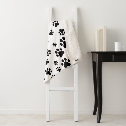 Patroon van poten, hondenpoten, zwart en wit sherpa deken (In situ)