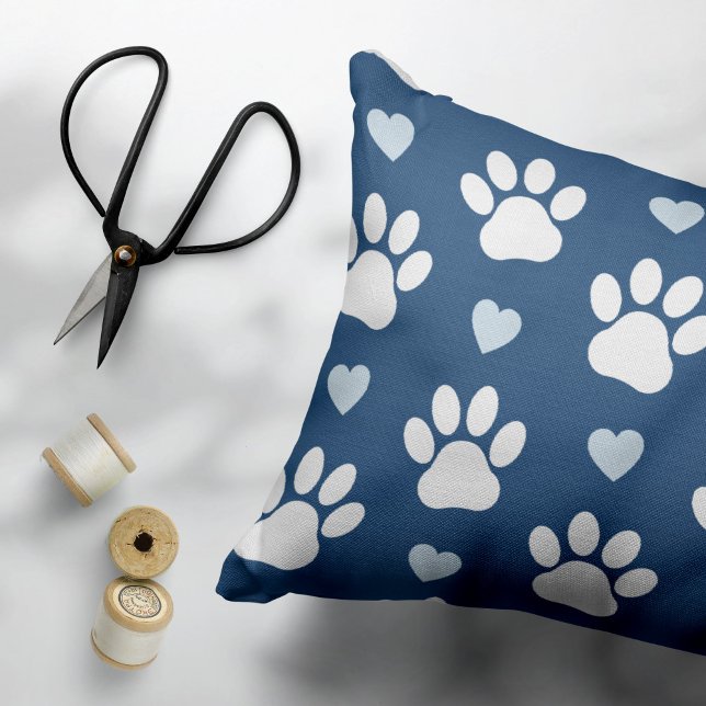 Patroon van poten, reuzenpoten, witte poten, blauw accent kussen (Creator heeft geüpload)