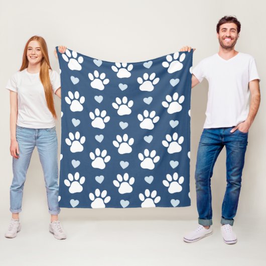 Patroon van poten, reuzenpoten, witte poten, blauw fleece deken (In situ)