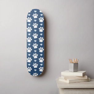 Patroon van poten, reuzenpoten, witte poten, blauw persoonlijk skateboard