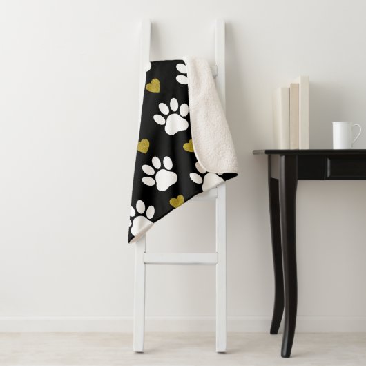 Patroon van poten, reuzenpoten, witte poten, goudh sherpa deken (In situ)