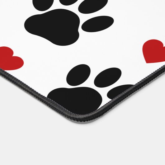 Patroon van poten, reuzenpoten, zwarte poten, rode bureaumat (Hoek)